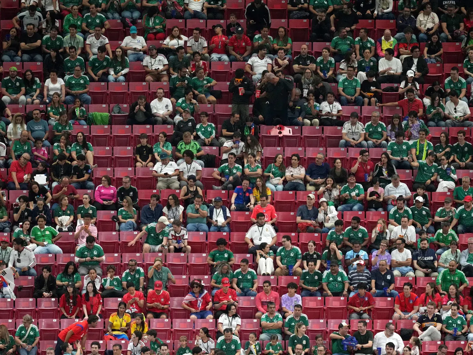 Fotografía de un estadio del Mundial 2026 mostrando varios asientos vacíos en las gradas.