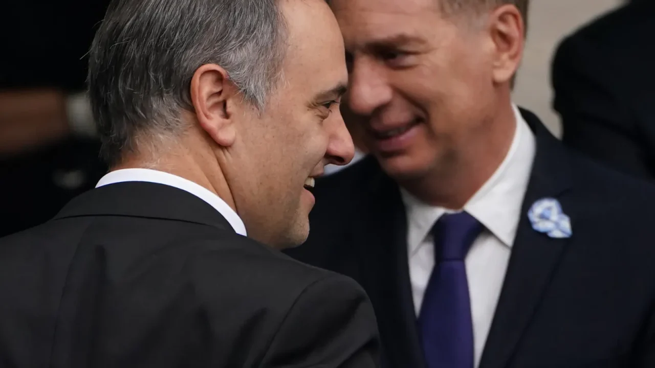 El Jefe de Gabinete de la Nación, Manuel Adorni, presentó su renuncia, la cual fue aceptada por el presidente Javier Milei. La dimisión se p