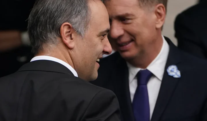 El Jefe de Gabinete de la Nación, Manuel Adorni, presentó su renuncia, la cual fue aceptada por el presidente Javier Milei. La dimisión se p