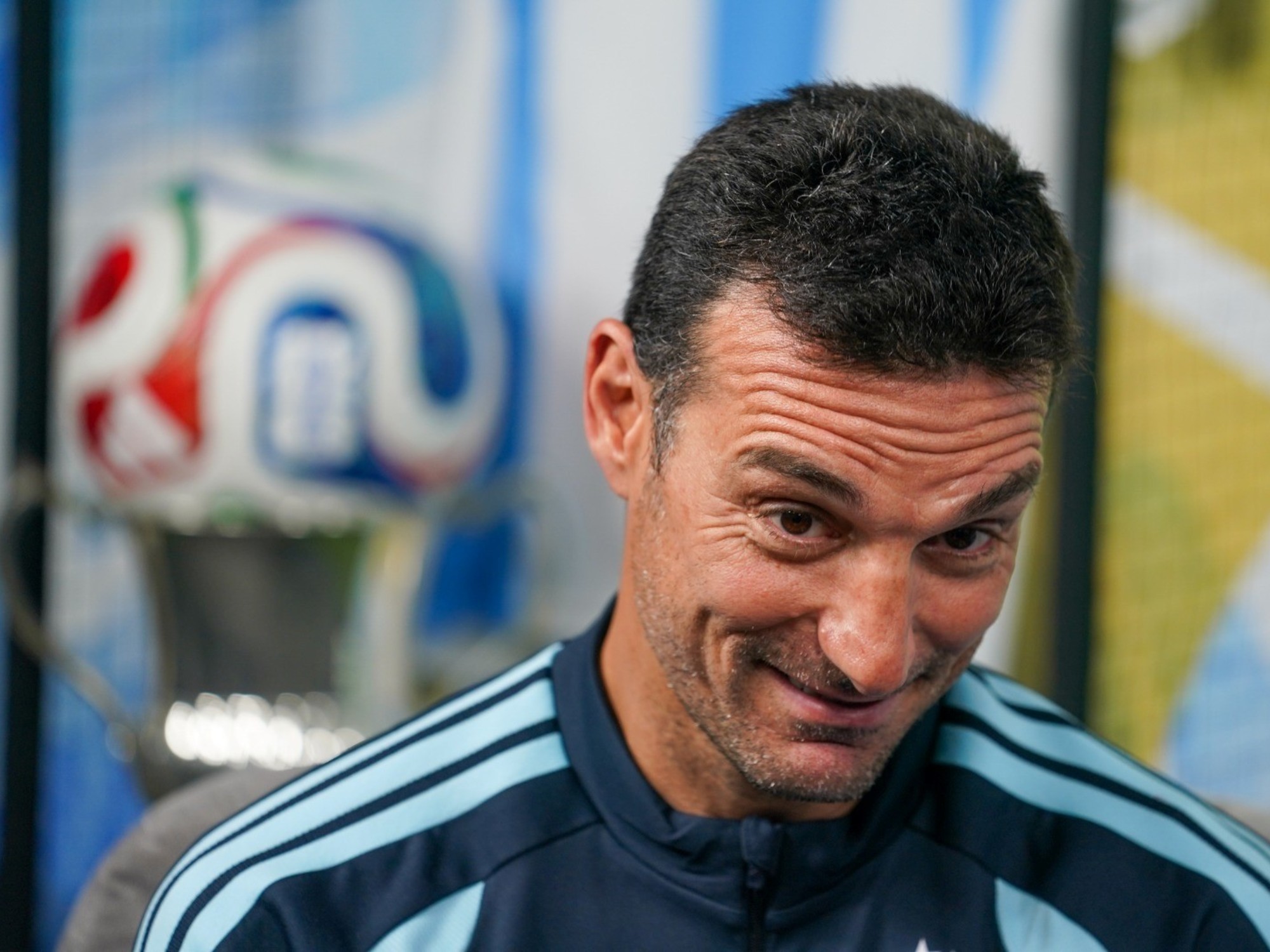 Lionel Scaloni dando indicaciones a los jugadores de la Selección Argentina en el campo de juego.