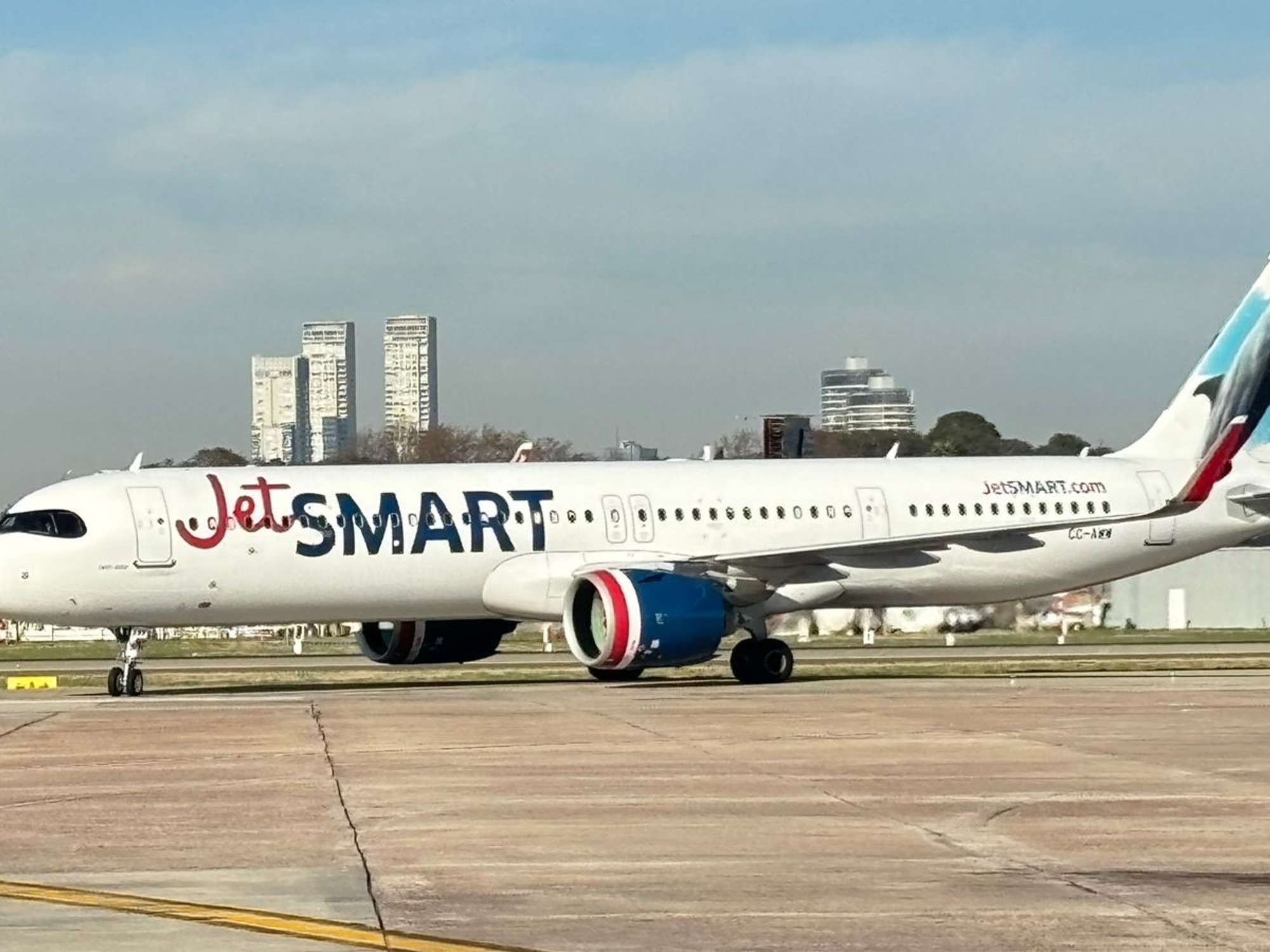 Oficial de policía interviniendo ante una pasajera en el área de embarque de Aeroparque.