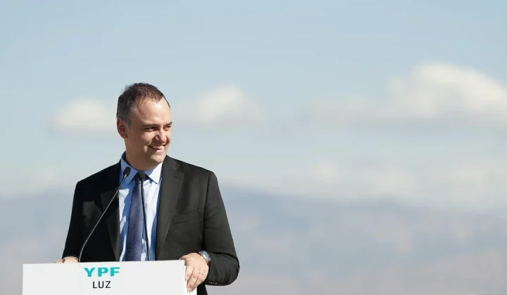 El vocero presidencial, Manuel Adorni, continúa en su cargo a pesar de las crecientes presiones políticas y judiciales que lo rodean. El pre