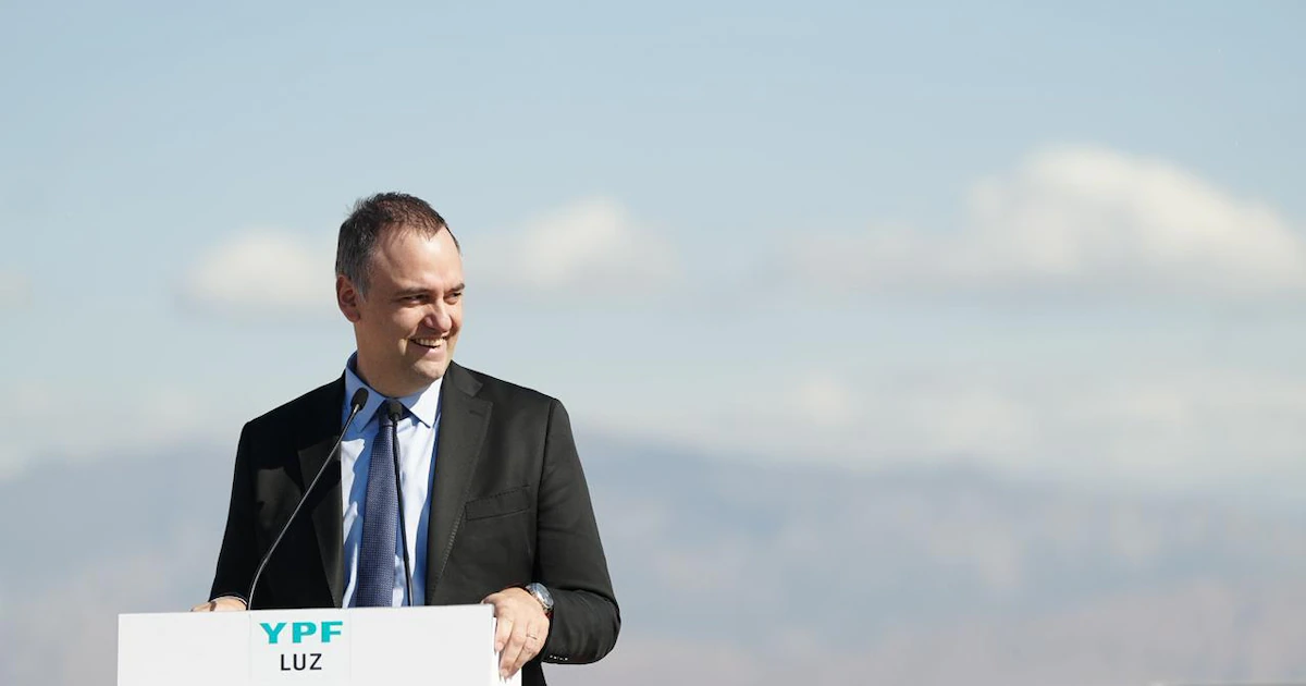 El vocero presidencial, Manuel Adorni, continúa en su cargo a pesar de las crecientes presiones políticas y judiciales que lo rodean. El pre