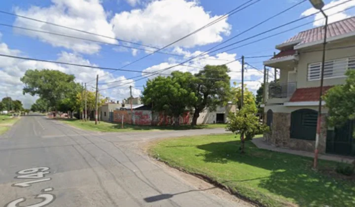 Un adolescente que regresaba de la escuela fue brutalmente golpeado por dos motochorros en un intento de robo en La Plata. El violento episo