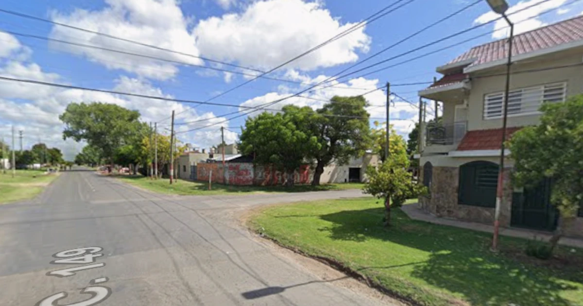 Un adolescente que regresaba de la escuela fue brutalmente golpeado por dos motochorros en un intento de robo en La Plata. El violento episo