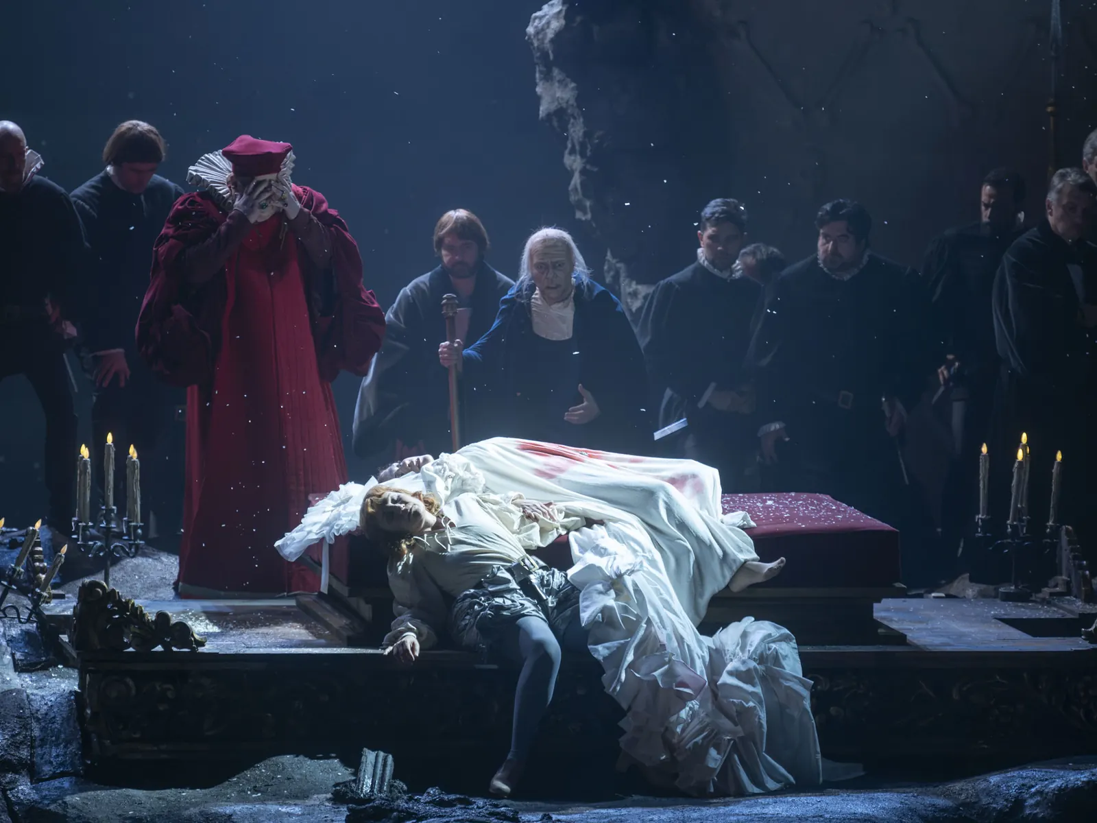 Artistas escenifican la ópera "I Capuleti e i Montecchi" en el Teatro Colón.