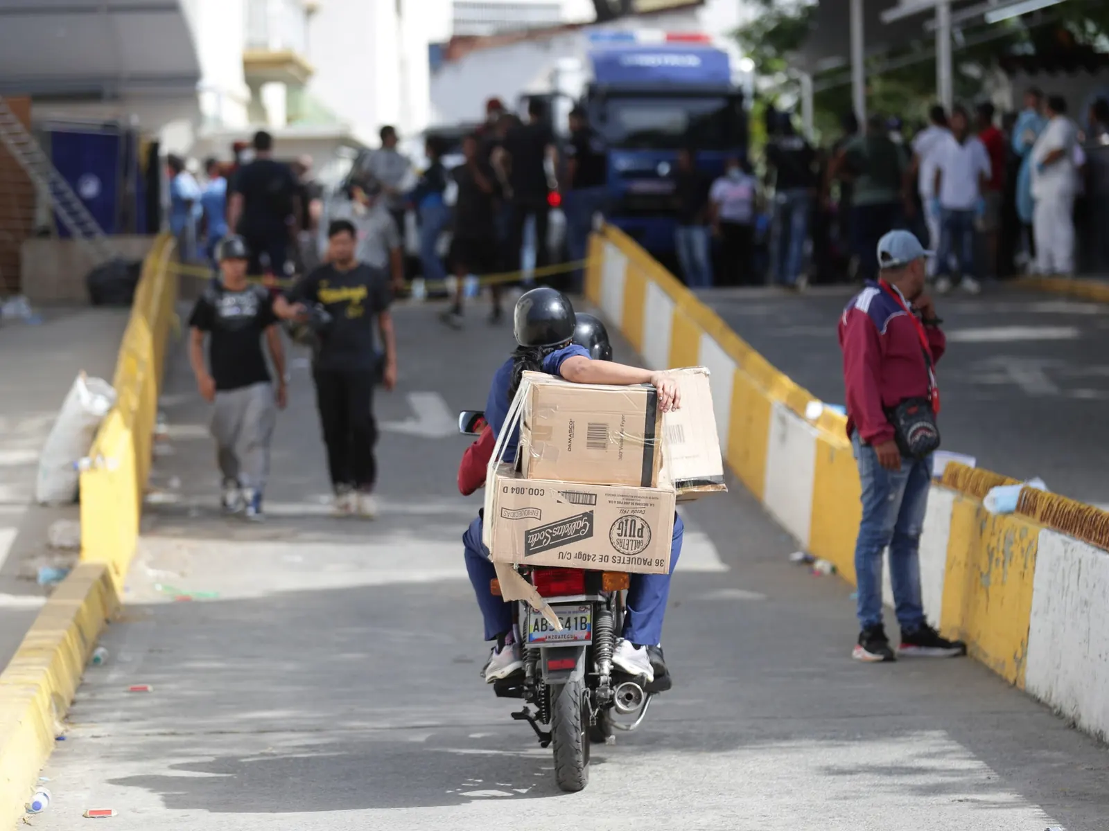 Periodistas extranjeros y locales registrándose para acceder a La Guaira tras los terremotos.
