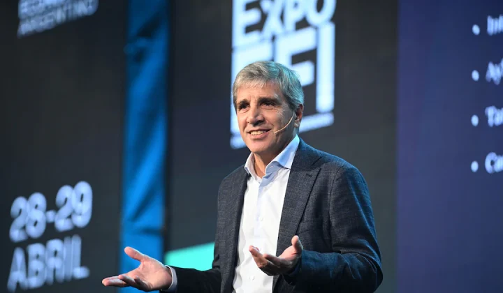 El Ministro de Economía, Luis Caputo, se encuentra en una fase decisiva para asegurar los fondos necesarios que permitan al Tesoro Nacional