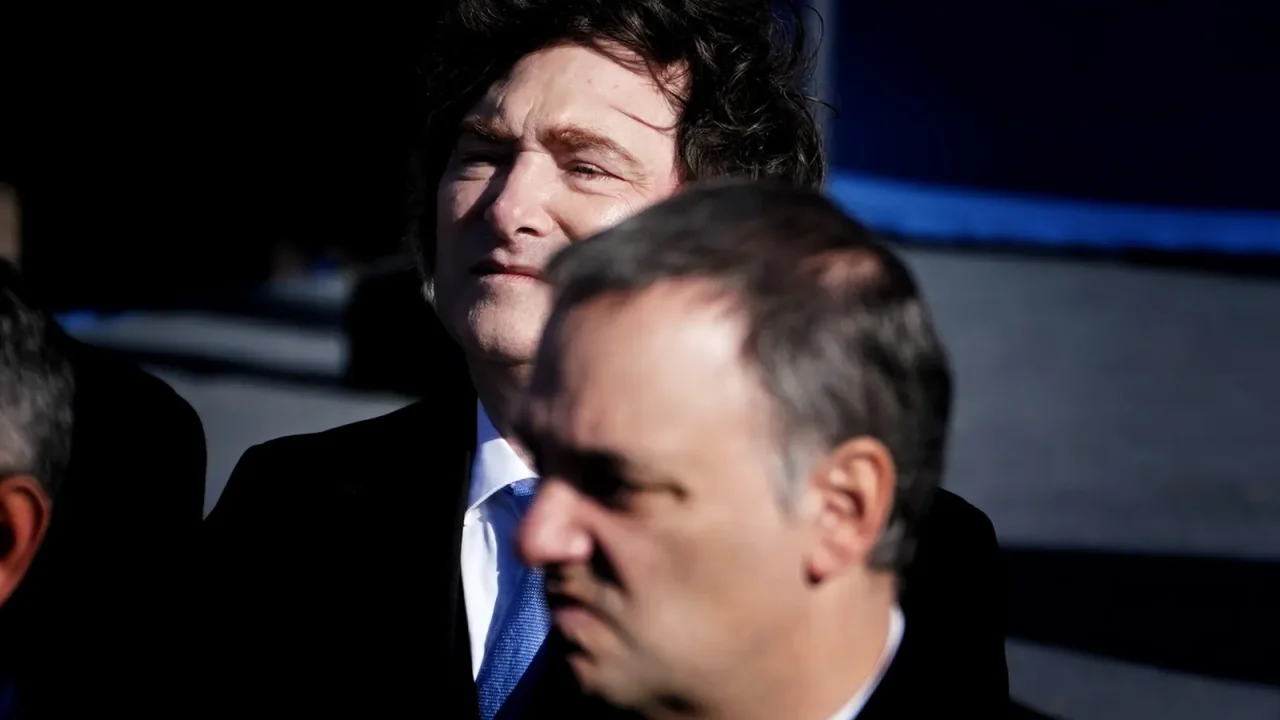 Un clima de tensión y dudas se cierne sobre la figura de Manuel Adorni, Jefe de Gabinete del gobierno de Javier Milei. En los últimos días,