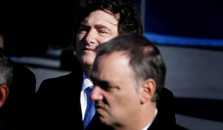 Un clima de tensión y dudas se cierne sobre la figura de Manuel Adorni, Jefe de Gabinete del gobierno de Javier Milei. En los últimos días,