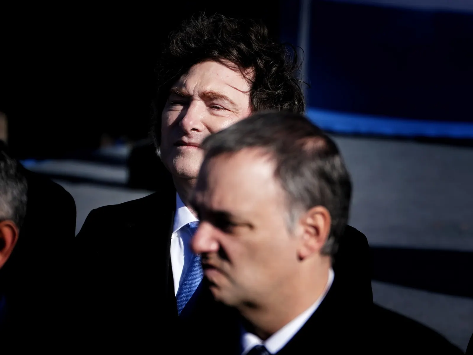 El Presidente Javier Milei junto al Jefe de Gabinete Manuel Adorni durante un acto oficial en Argentina.