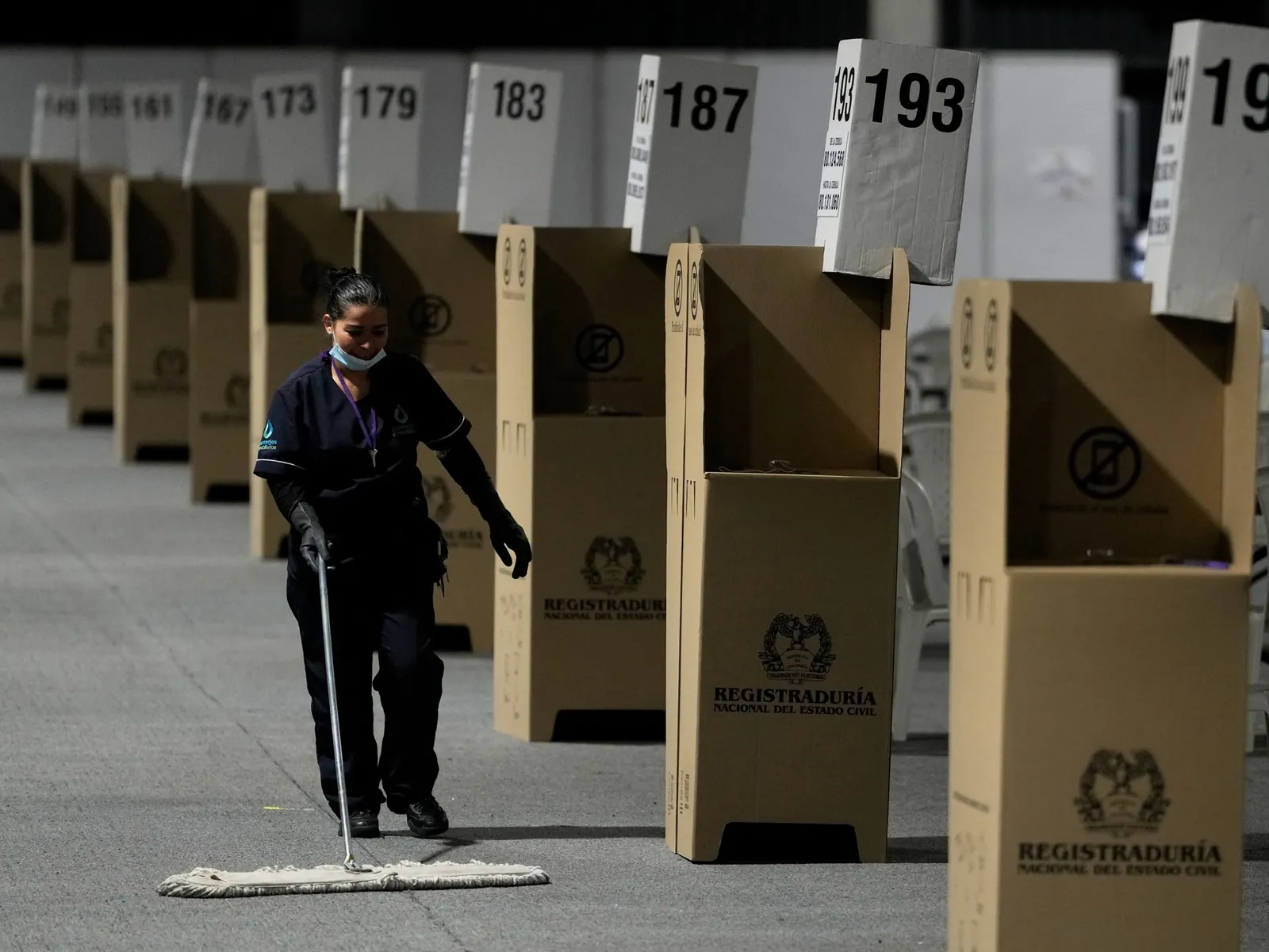 Centro de votación en Bogotá durante las elecciones presidenciales de Colombia.