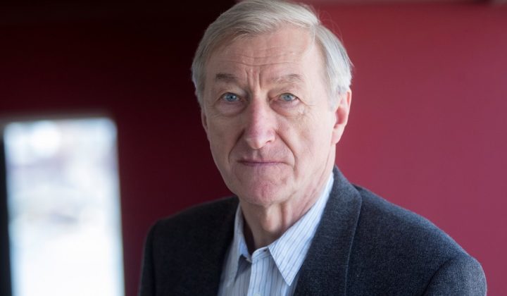 Julian Barnes reflexiona sobre la estupidez y la búsqueda de significado en la era de la IA