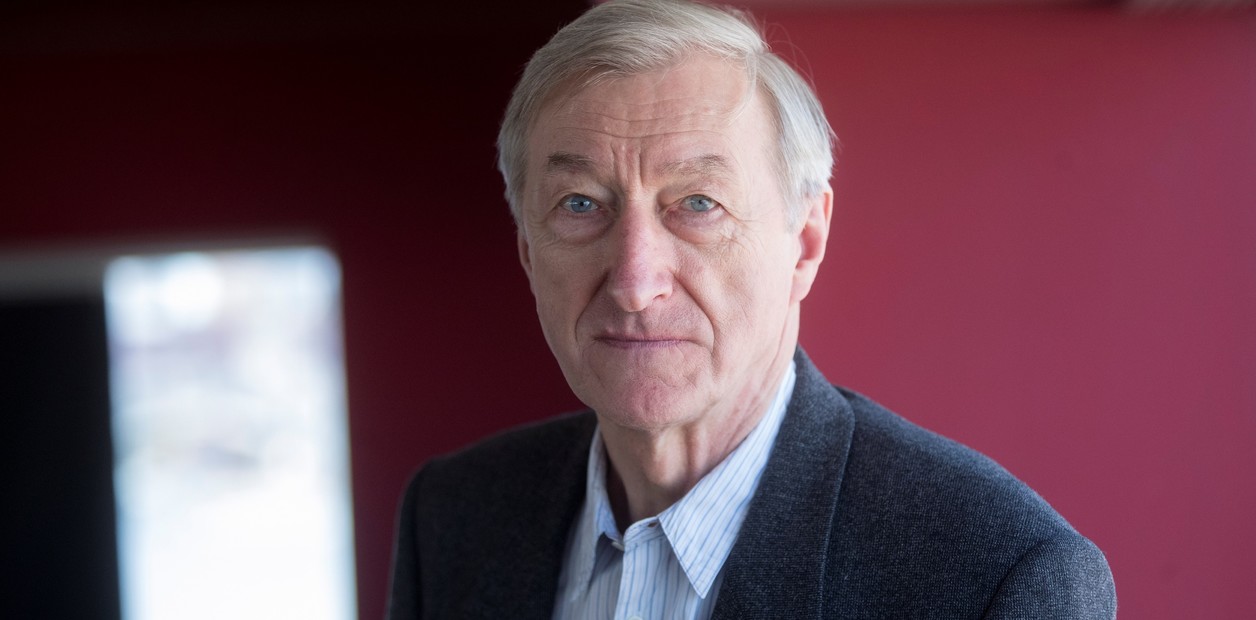 Julian Barnes reflexiona sobre la estupidez y la búsqueda de significado en la era de la IA