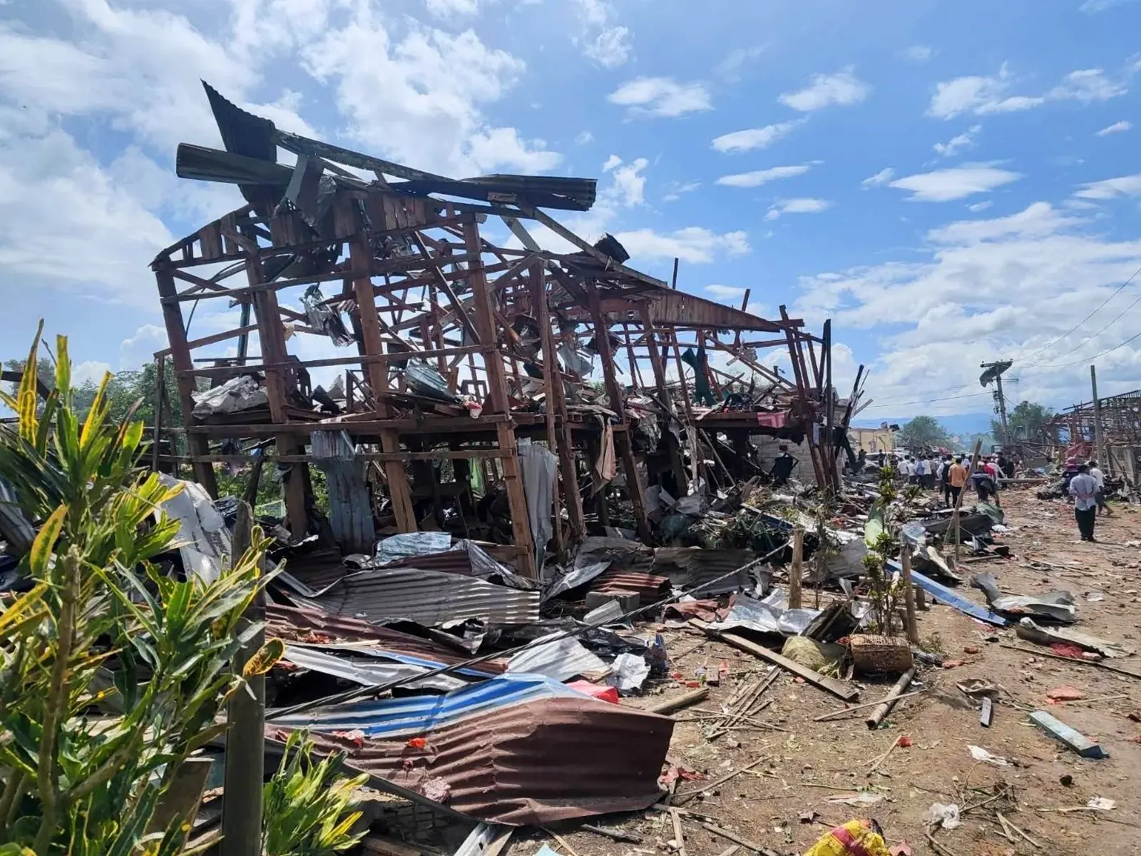 Equipos de rescate y residentes locales trabajando en la aldea de Kaungtup, Myanmar, tras una explosión.