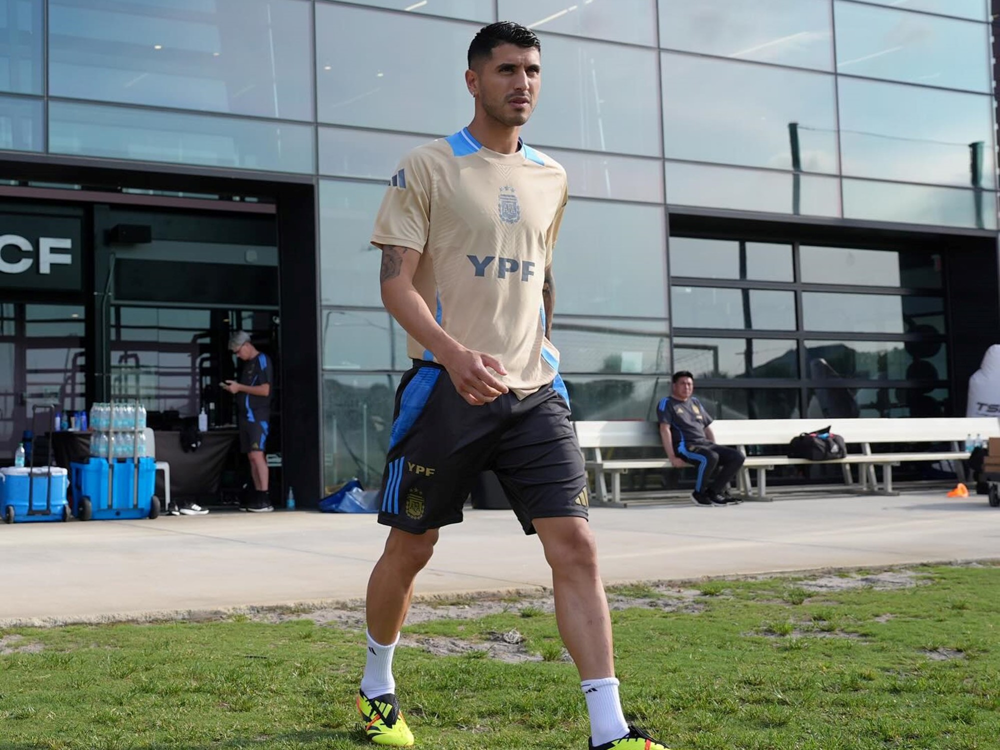 Exequiel Palacios, mediocampista de la Selección Argentina, durante un entrenamiento.