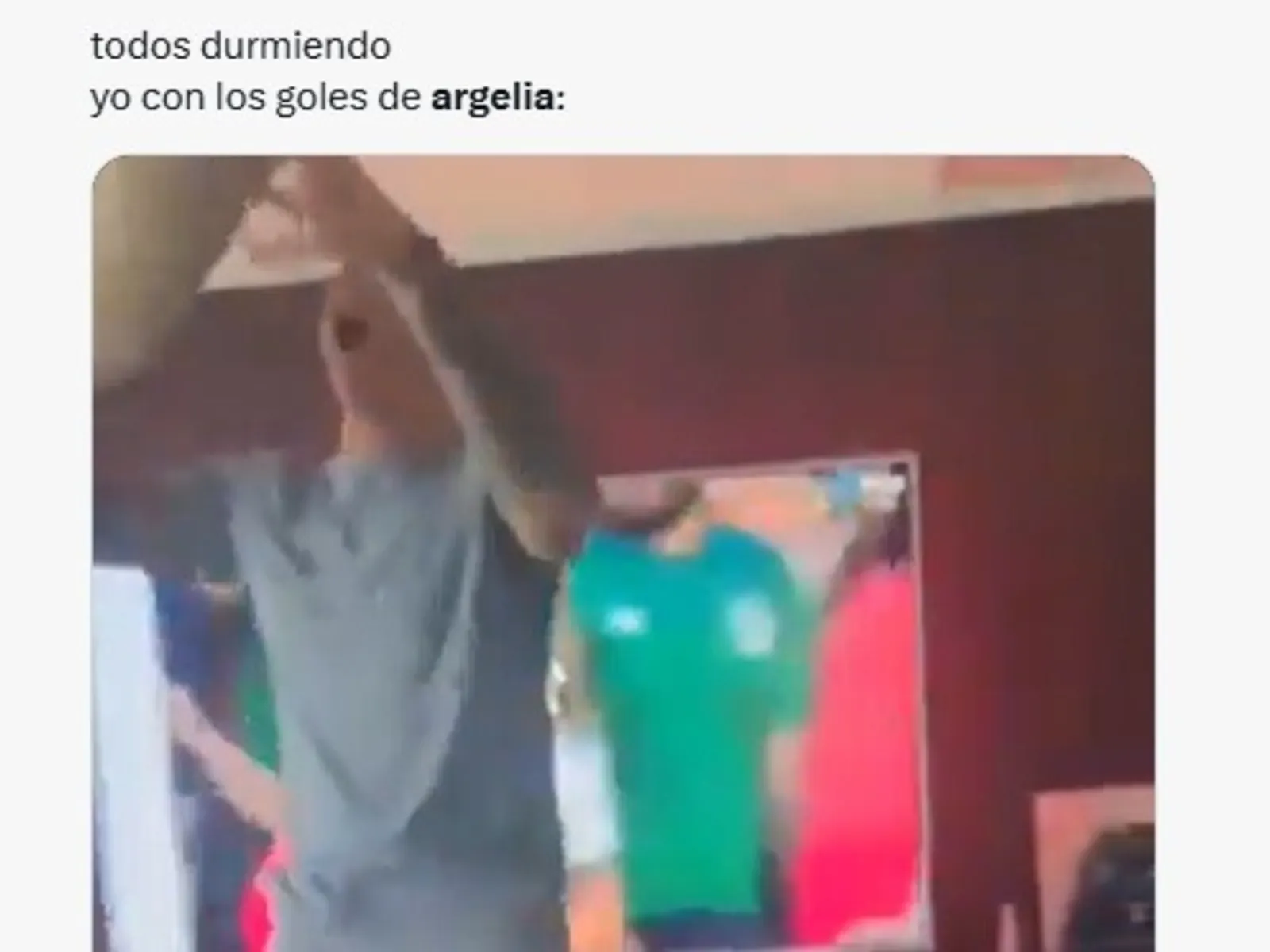 Captura de pantalla de memes de redes sociales mostrando tazas de café y personas desveladas durante un partido de fútbol.