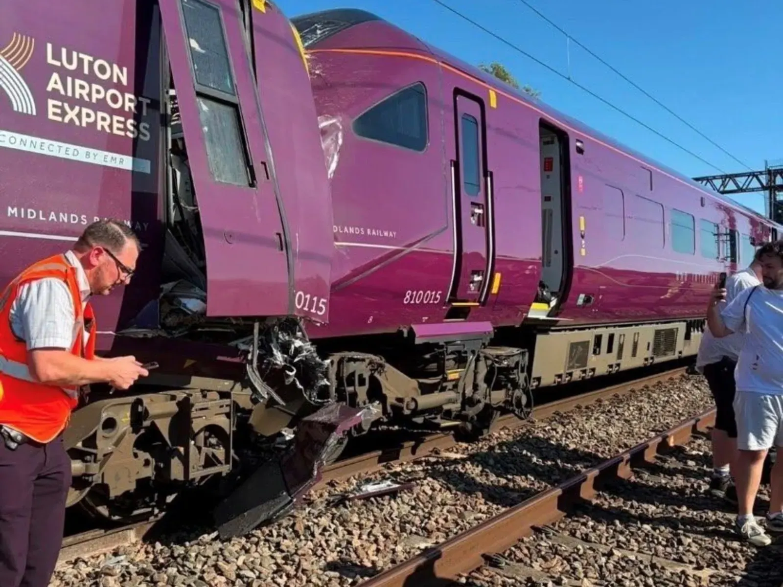 Trenes de pasajeros accidentados en vías férreas en el norte de Londres.