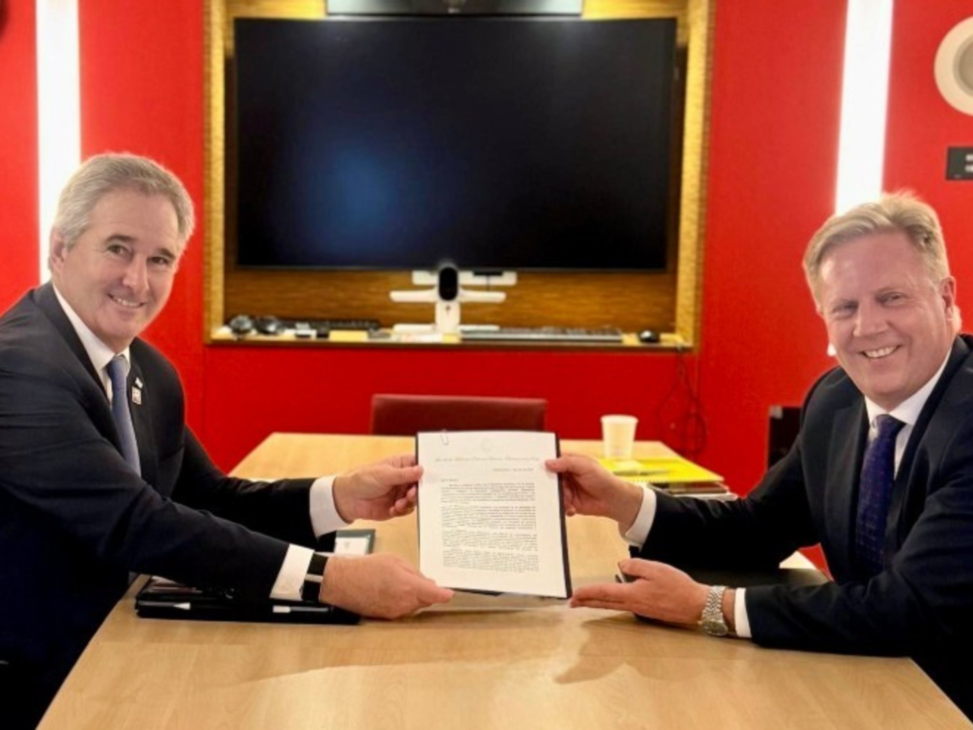 El Canciller argentino Pablo Quirno, en un gesto formal, entrega un documento al Ministro de Comercio e Inversiones de Nueva Zelanda, Todd McClay.