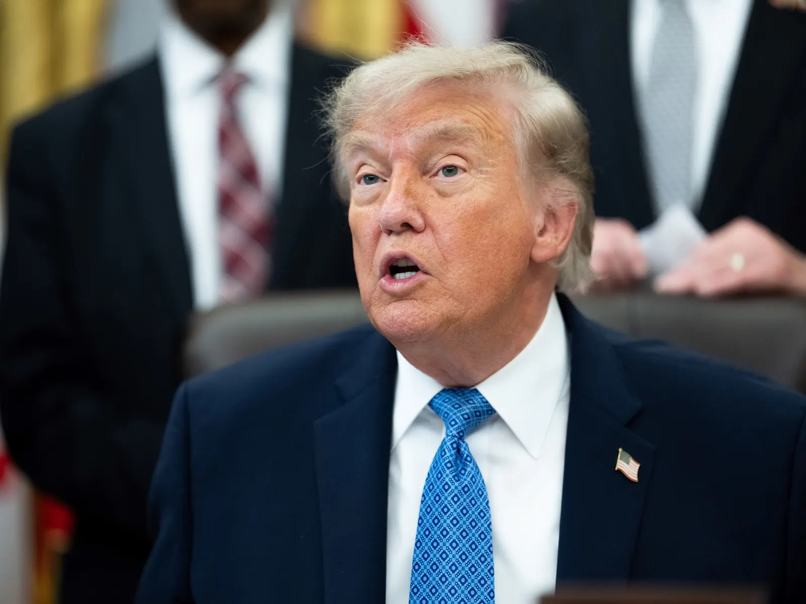 Donald Trump dirigiéndose a una multitud en un evento del Partido Republicano en Estados Unidos.