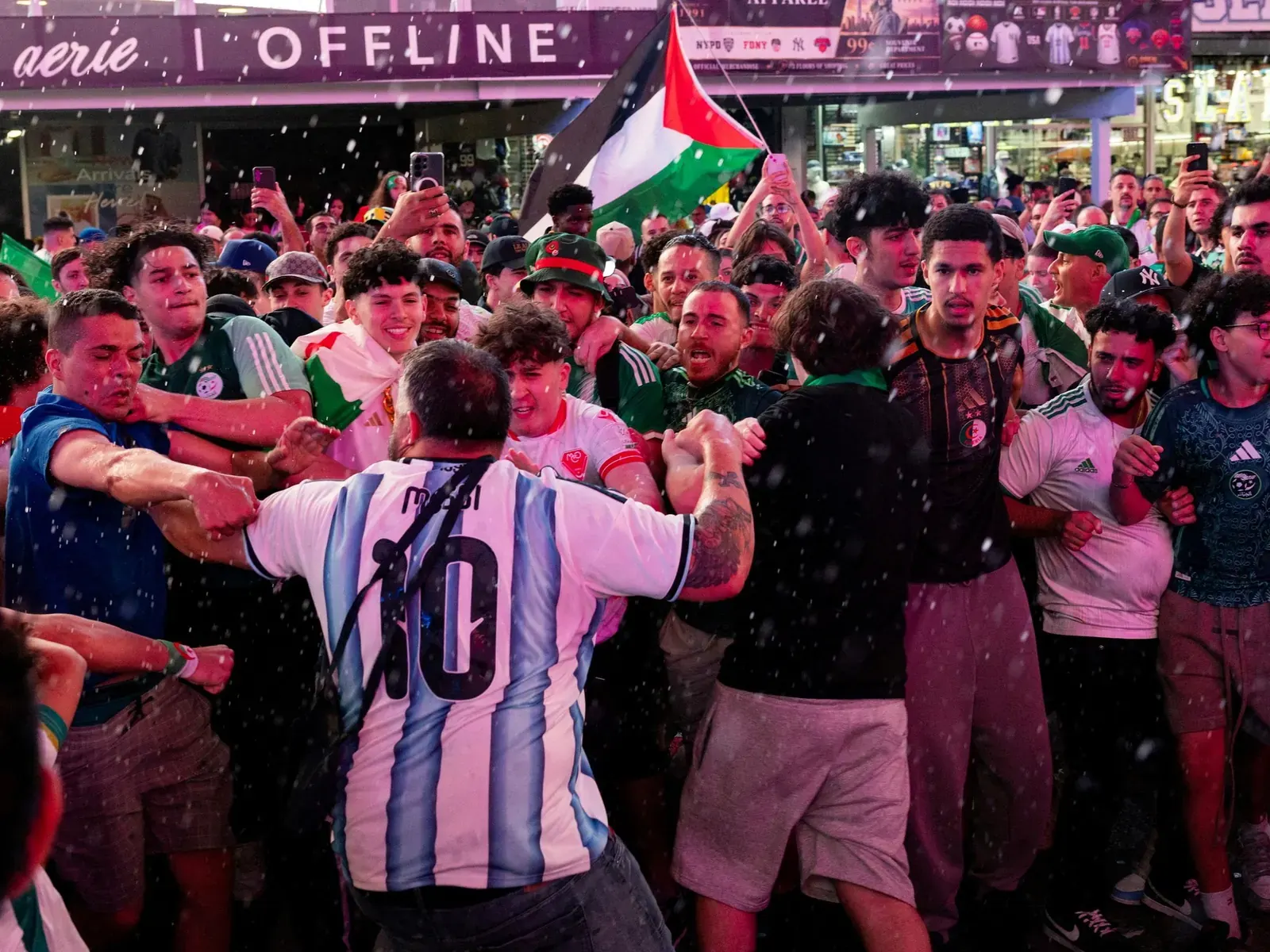 Hinchas de Argentina y Argelia intercambiando golpes en Times Square, Nueva York, antes del partido del Mundial 2026.