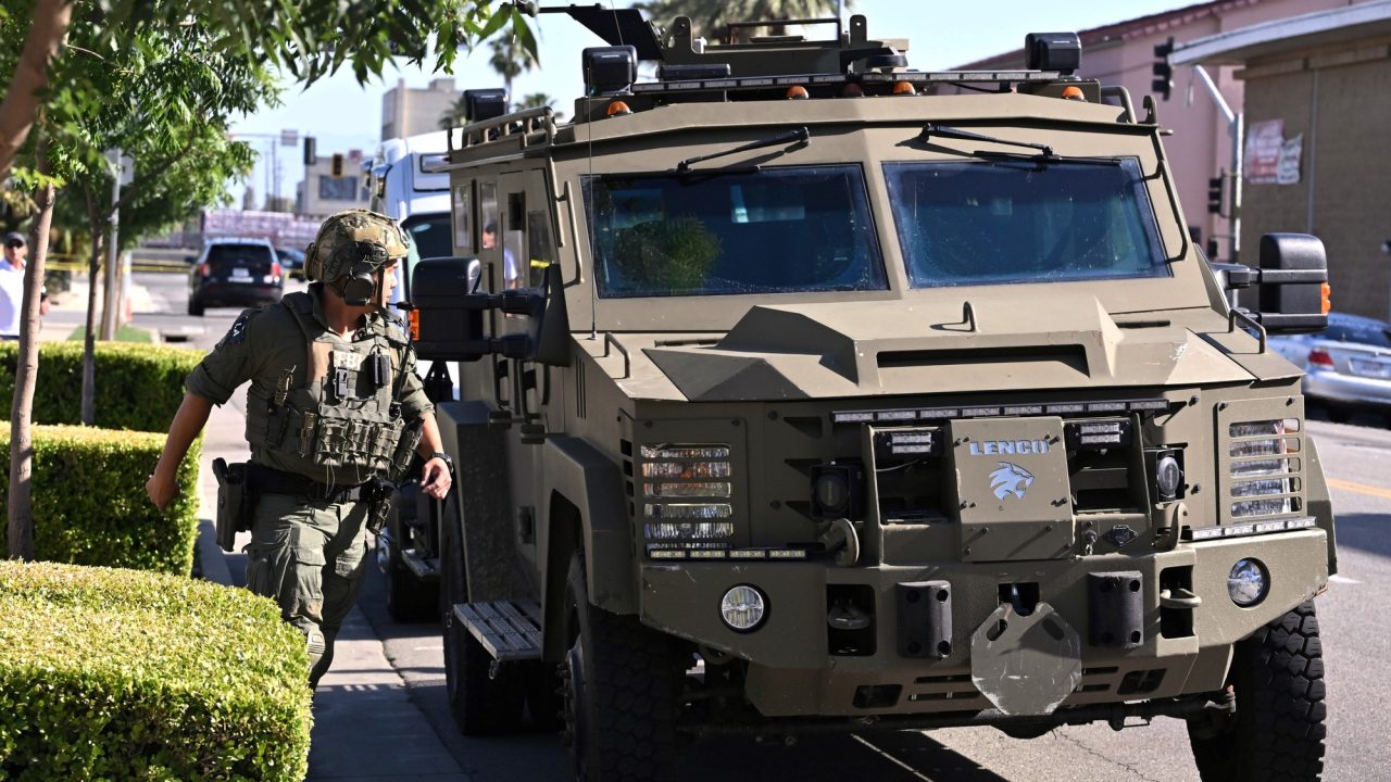 Hombre se atrinchera con rehenes en banco de California; amenaza de bomba activa