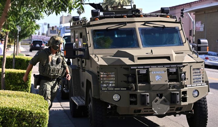 Hombre se atrinchera con rehenes en banco de California; amenaza de bomba activa