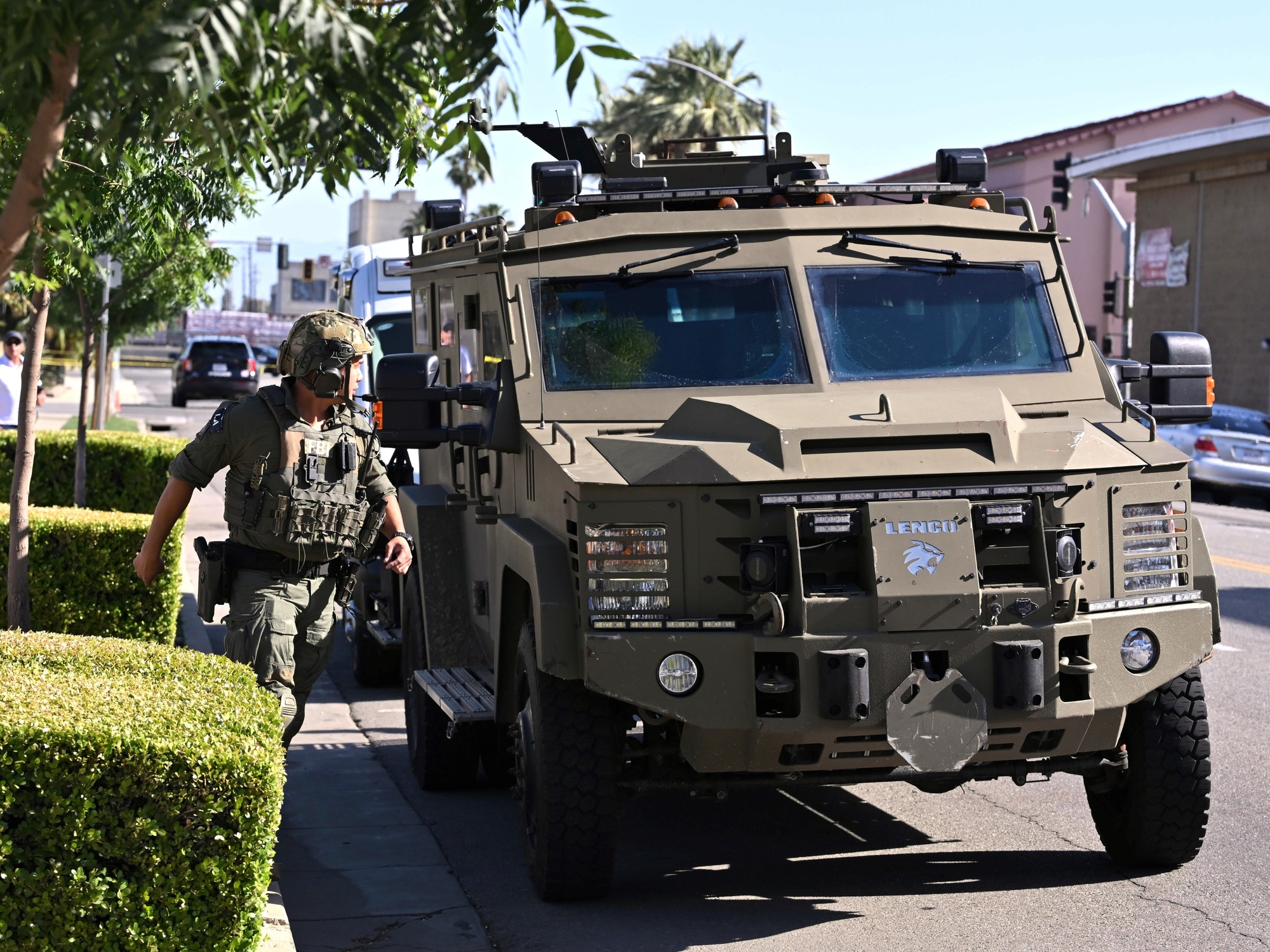Operativo policial y del FBI en torno a una sucursal de Chase Bank en Bakersfield, California, durante una toma de rehenes y amenaza de bomba.