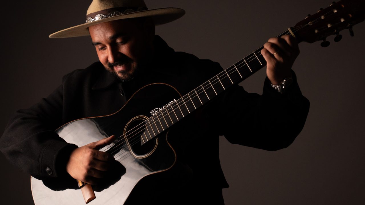 Lázaro Caballero: De las Raíces del Folklore al Escenario del Lollapalooza, una Trayectoria en Expansión