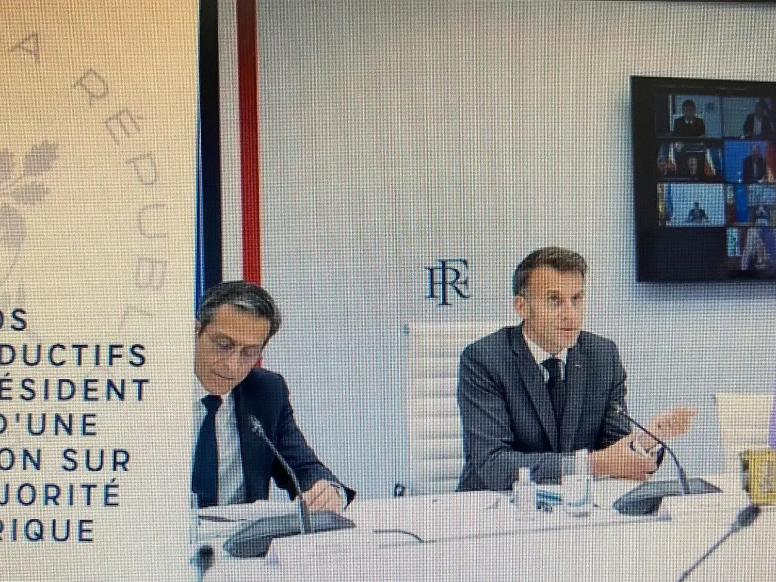 El presidente de Francia, Emmanuel Macron, participa en una reunión sobre la edad digital para el acceso a redes sociales.