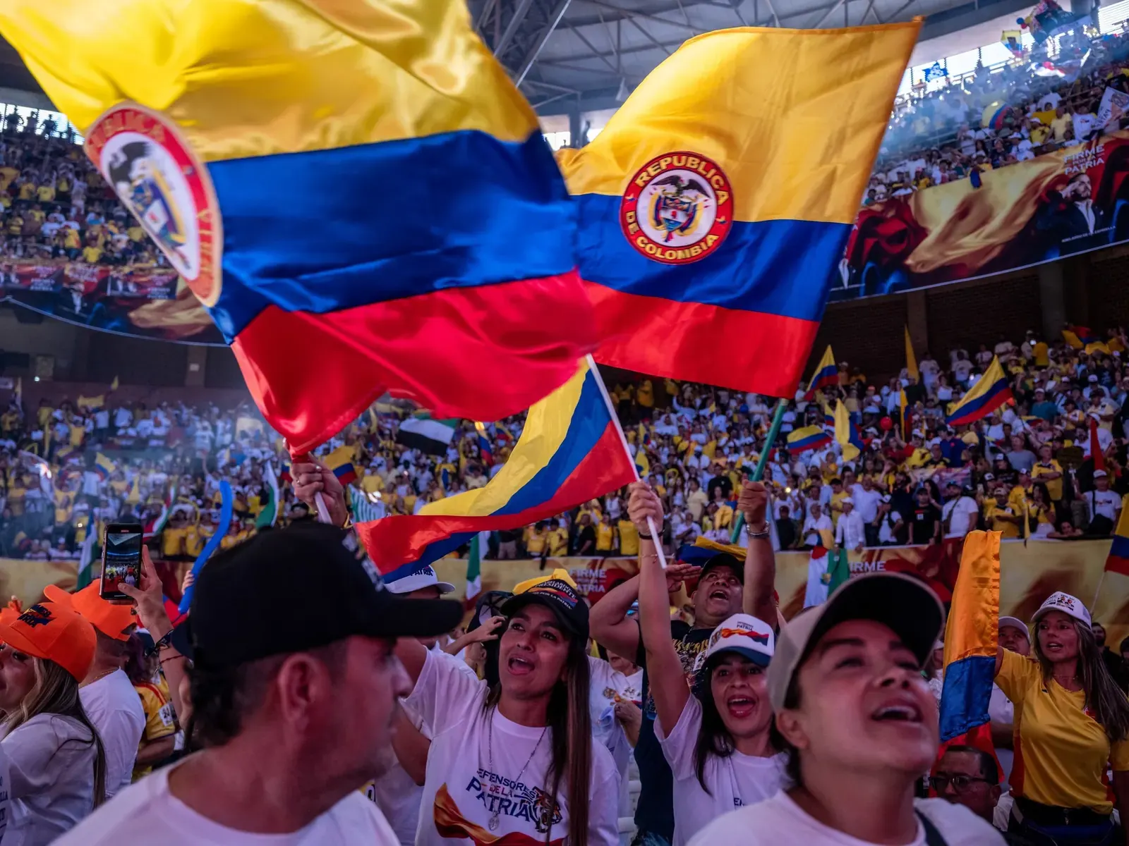 Candidato presidencial colombiano Abelardo De La Espriella en un acto de campaña, saludando a simpatizantes.
