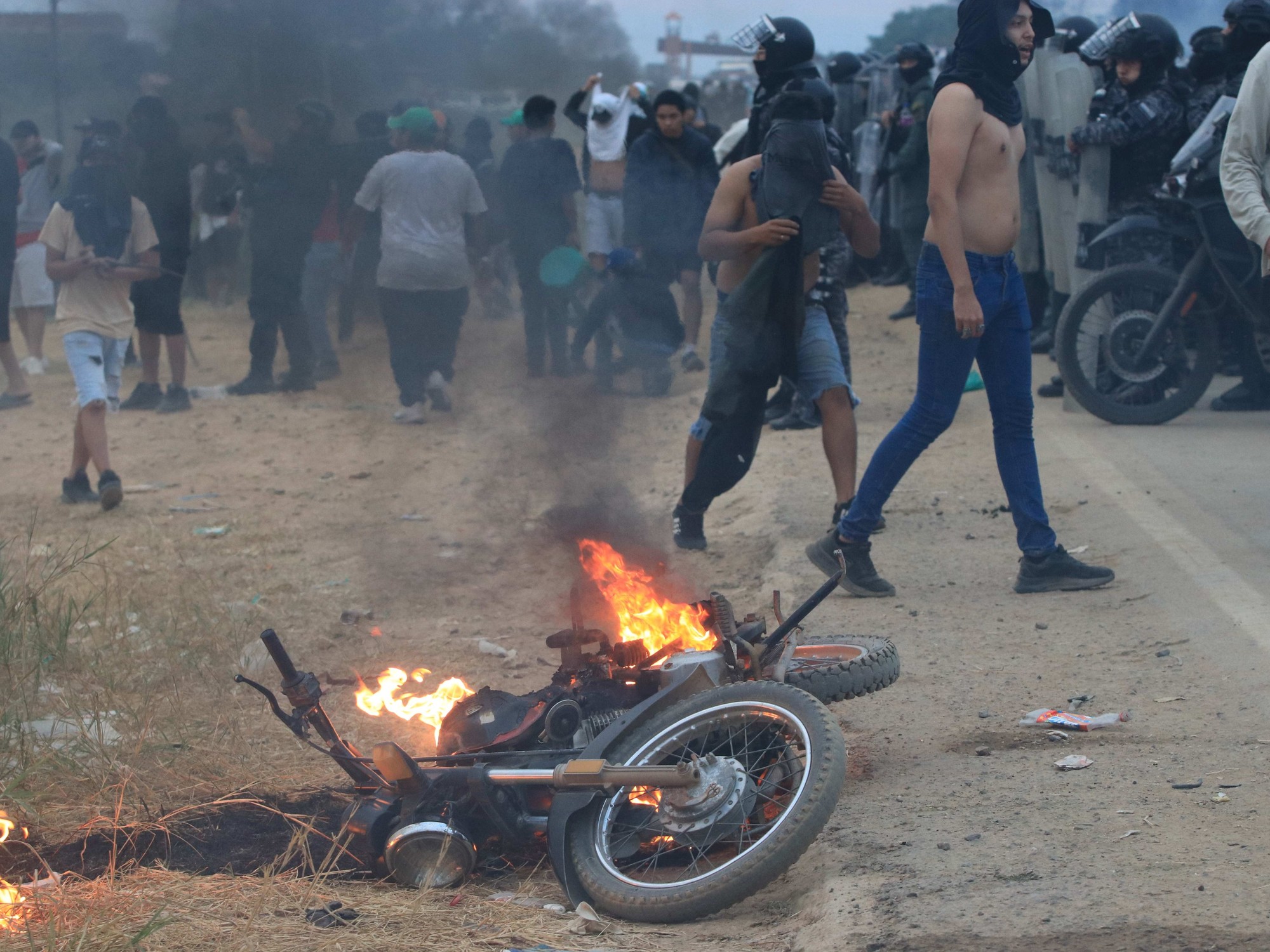 Agentes antidisturbios bolivianos en un operativo de desbloqueo de ruta en San Julián.