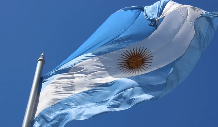 Alumnos extranjeros jurarán la bandera argentina en escuelas porteñas