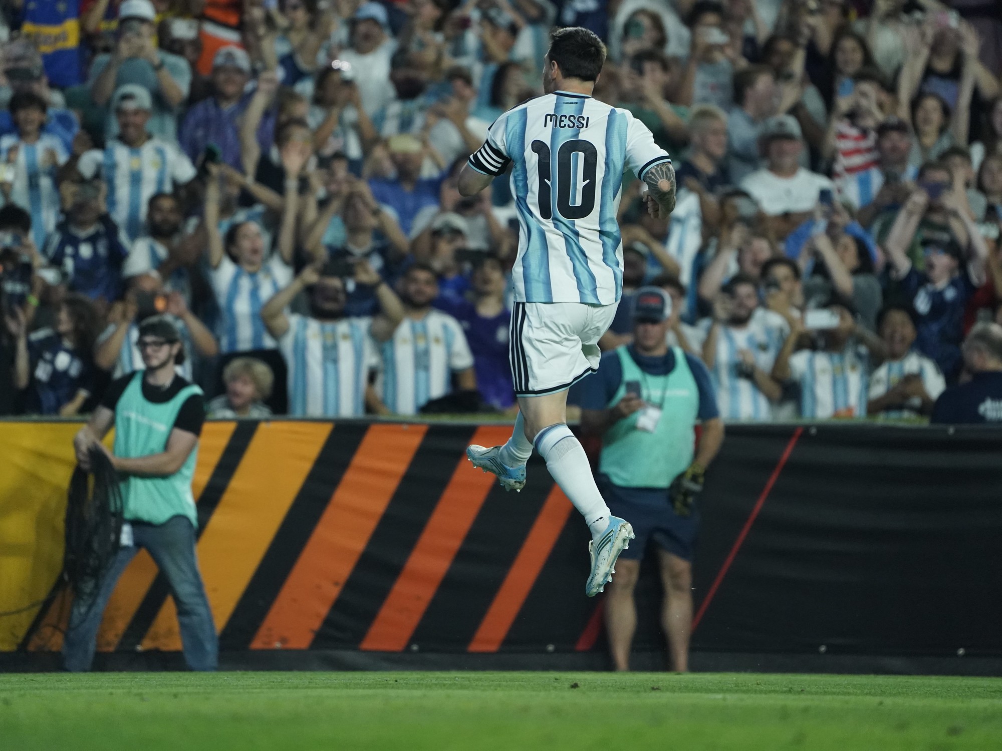 Lionel Messi con la camiseta de la Selección Argentina, con expresión de determinación y unidad.