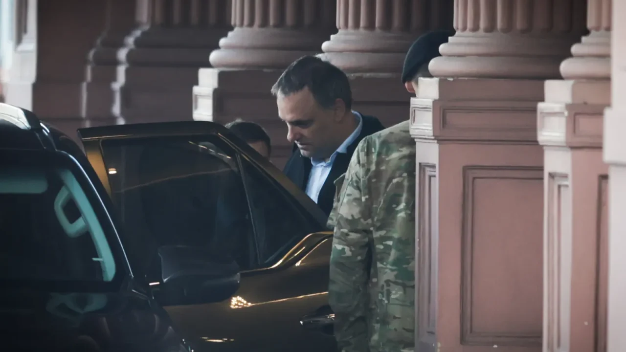El rol de Adorni: ¿un producto para la base de Milei o una estrategia política?