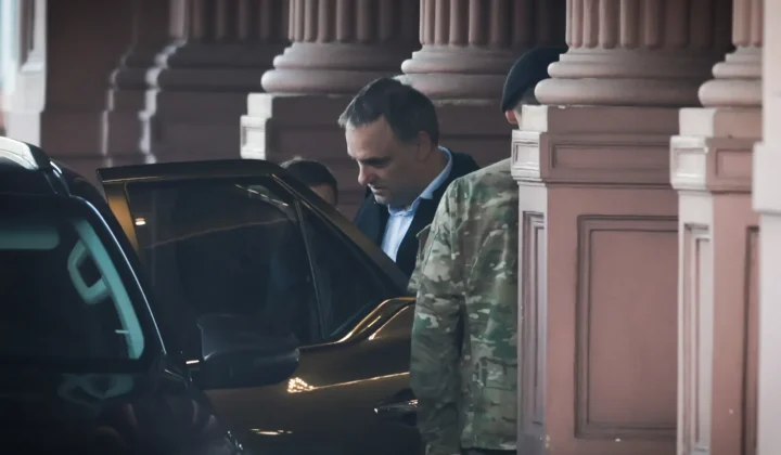 El rol de Adorni: ¿un producto para la base de Milei o una estrategia política?