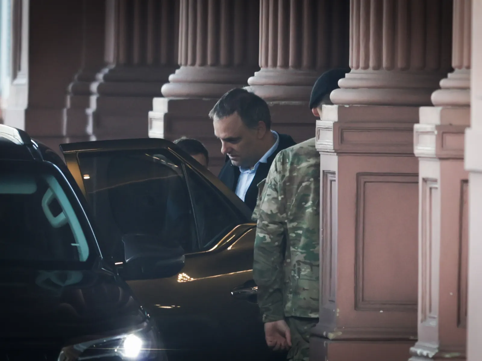 Manuel Adorni durante una reunión en Casa Rosada, Buenos Aires, Argentina.