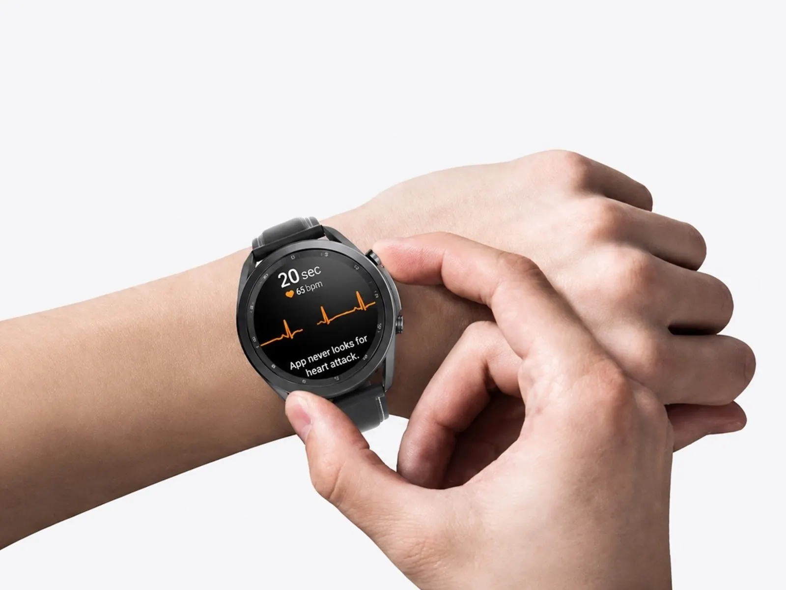 Cardiólogo analizando trazado de electrocardiograma y smartwatch en una mesa de conferencia.