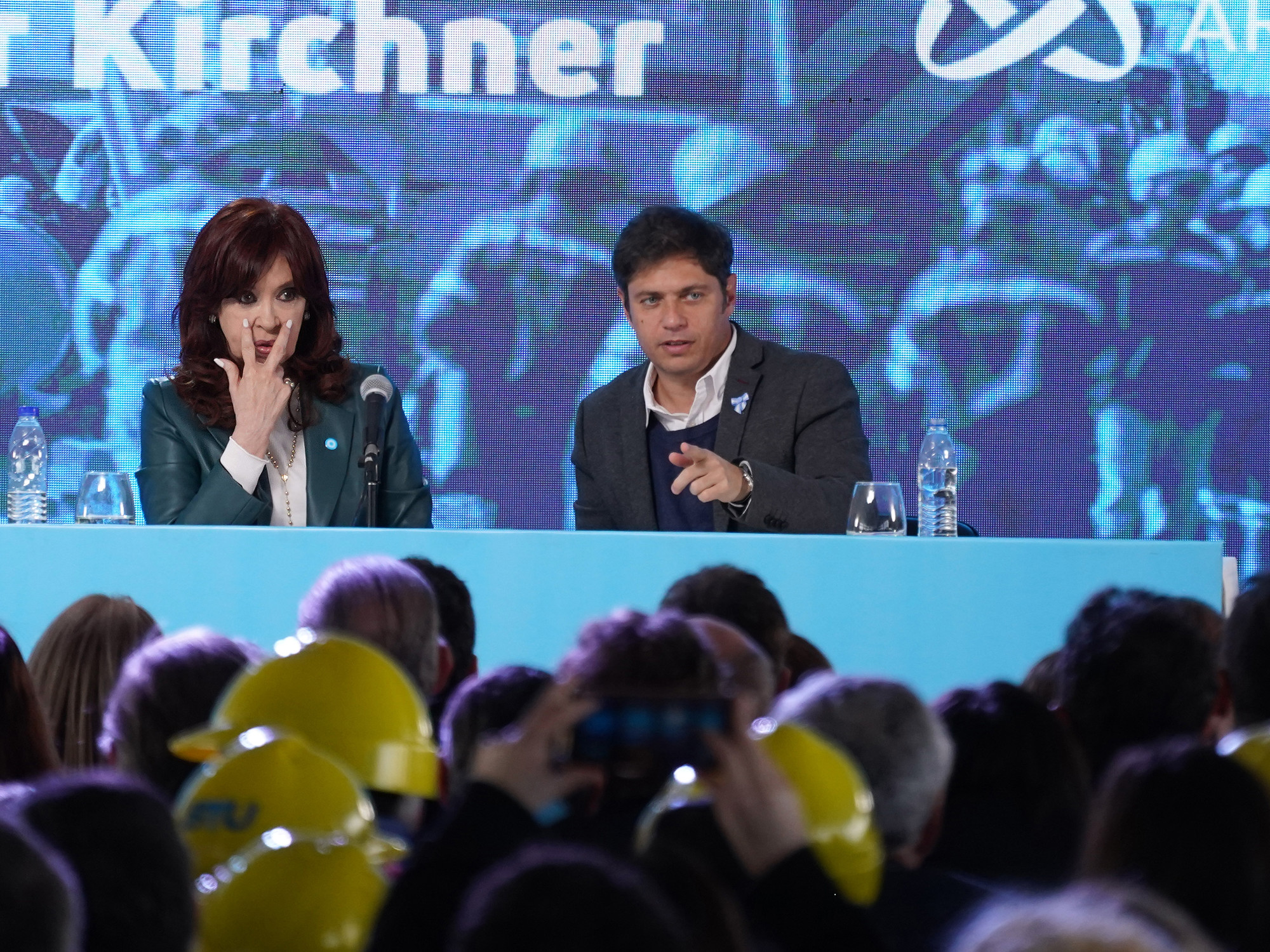 Gobernador de Buenos Aires, Axel Kicillof, junto a Máximo Kirchner en un acto político en Argentina.