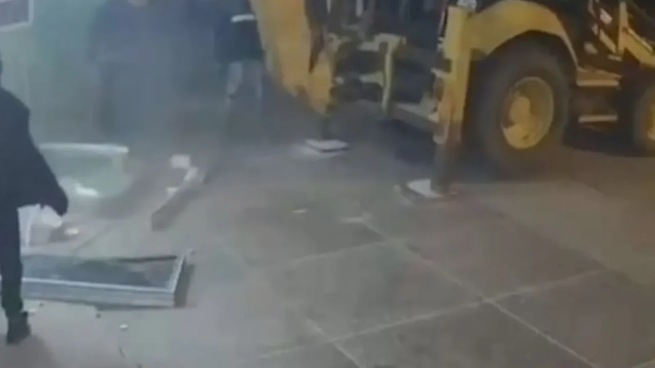 Un insólito y torpe intento de robo de un cajero automático en Trinidad y Tobago, protagonizado por un grupo de delincuentes entre los que d