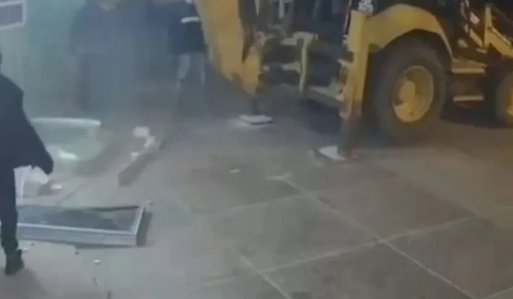 Un insólito y torpe intento de robo de un cajero automático en Trinidad y Tobago, protagonizado por un grupo de delincuentes entre los que d