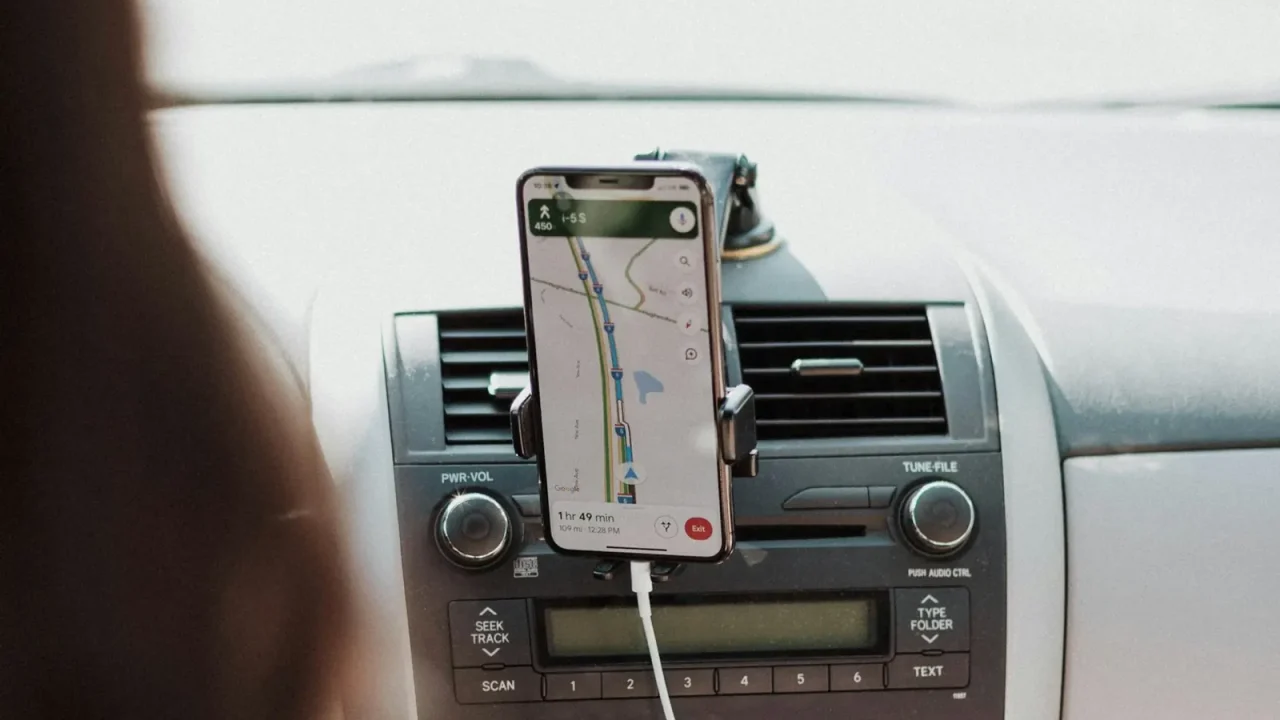 Cargar el celular en el auto: un hábito común con riesgos inesperados para la seguridad y el dispositivo