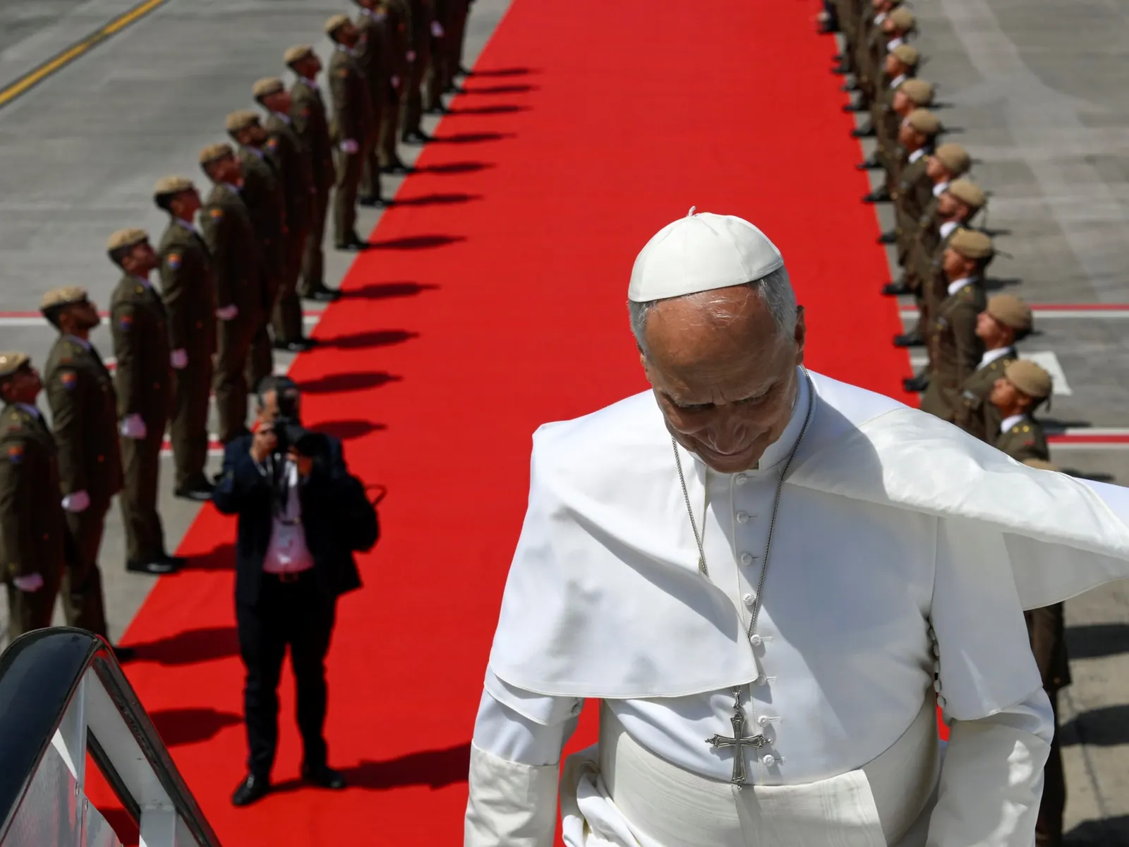 El Papa León XIV hablando durante un discurso en el Vaticano.