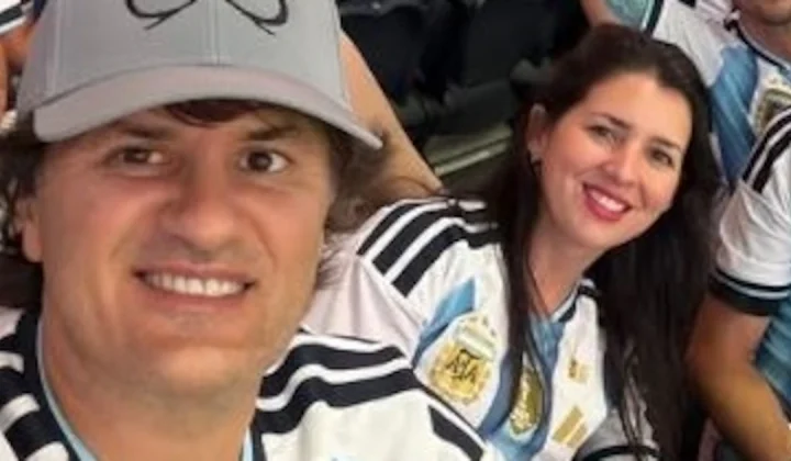 El cantante Ciro Martínez se hizo presente en Dallas para alentar a la Selección Argentina en su partido contra Jordania, acompañado por su