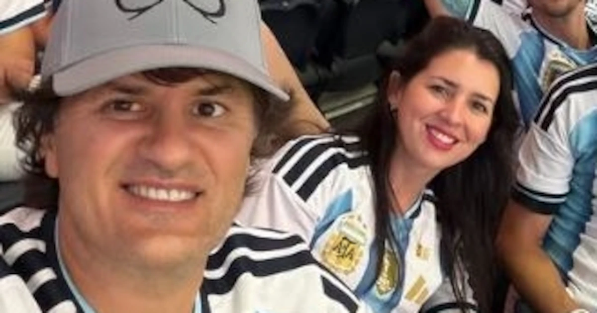 El cantante Ciro Martínez se hizo presente en Dallas para alentar a la Selección Argentina en su partido contra Jordania, acompañado por su