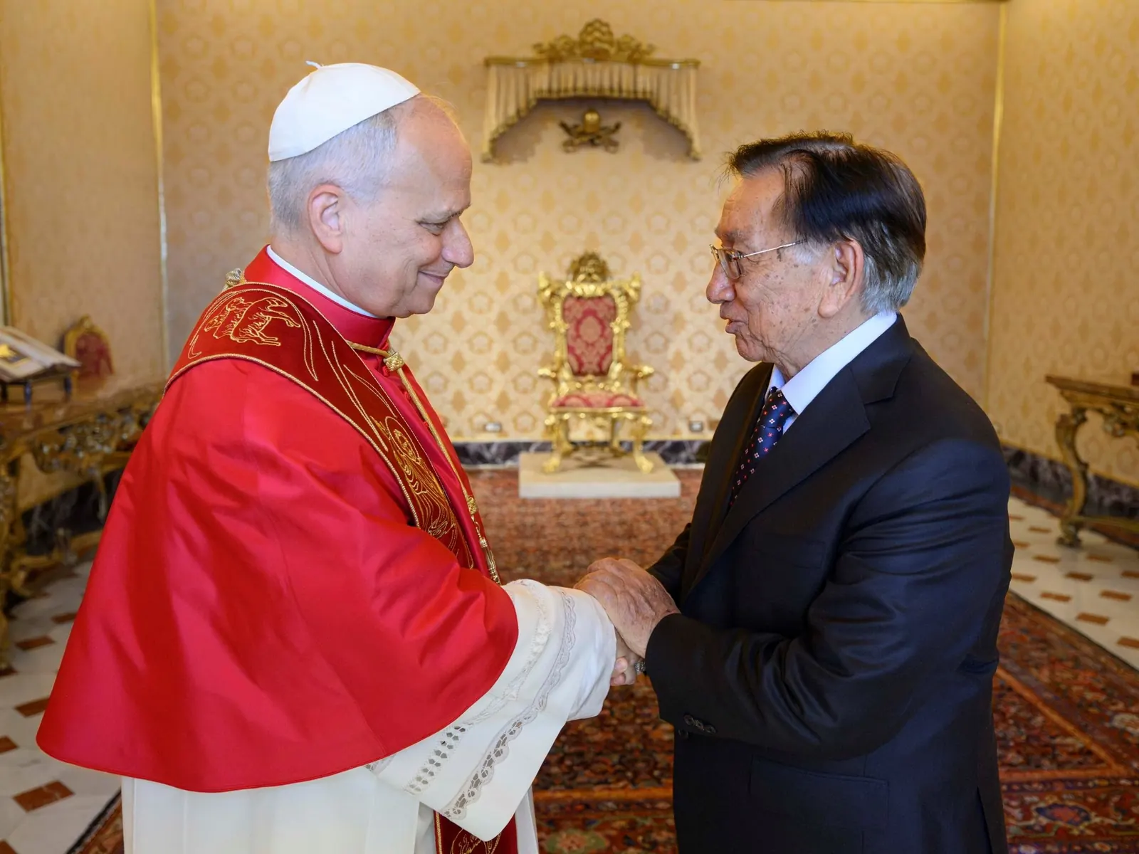 El Papa León XIV junto al presidente peruano José María Balcázar durante una audiencia en la Santa Sede.