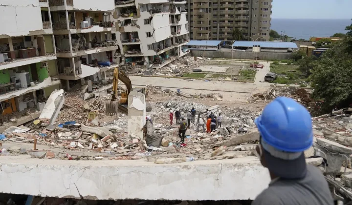 El tiempo para encontrar sobrevivientes bajo los escombros en Venezuela se agota, y la desesperación de los damnificados se transforma en fu