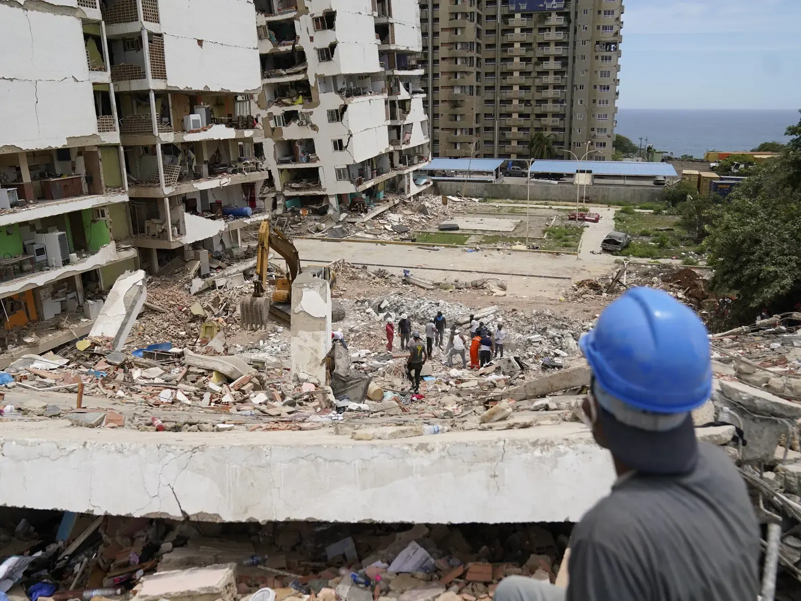 Edificios colapsados y escombros cubren las calles de Catia del Mar, Venezuela, una de las zonas más afectadas por los recientes terremotos, donde la falta de ayuda estatal genera