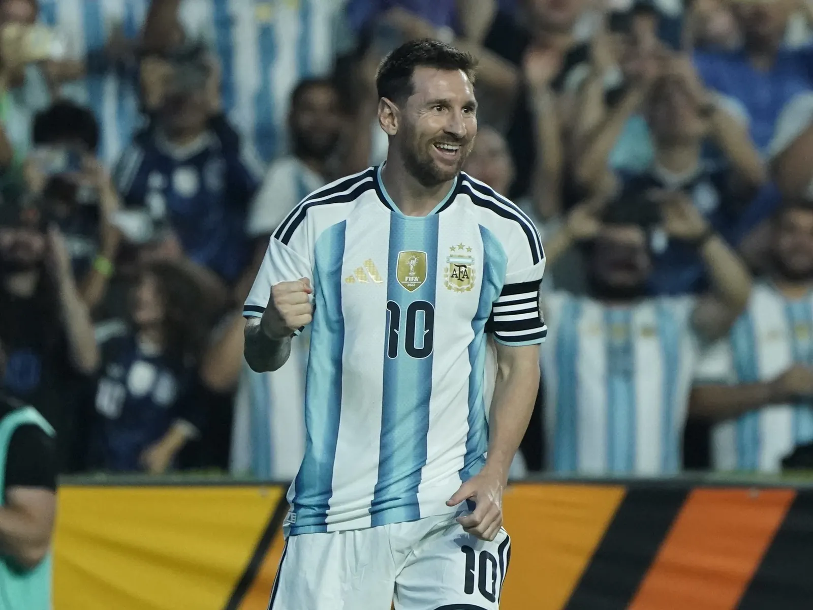 Lionel Messi corriendo con la pelota durante un partido de fútbol en Argentina.