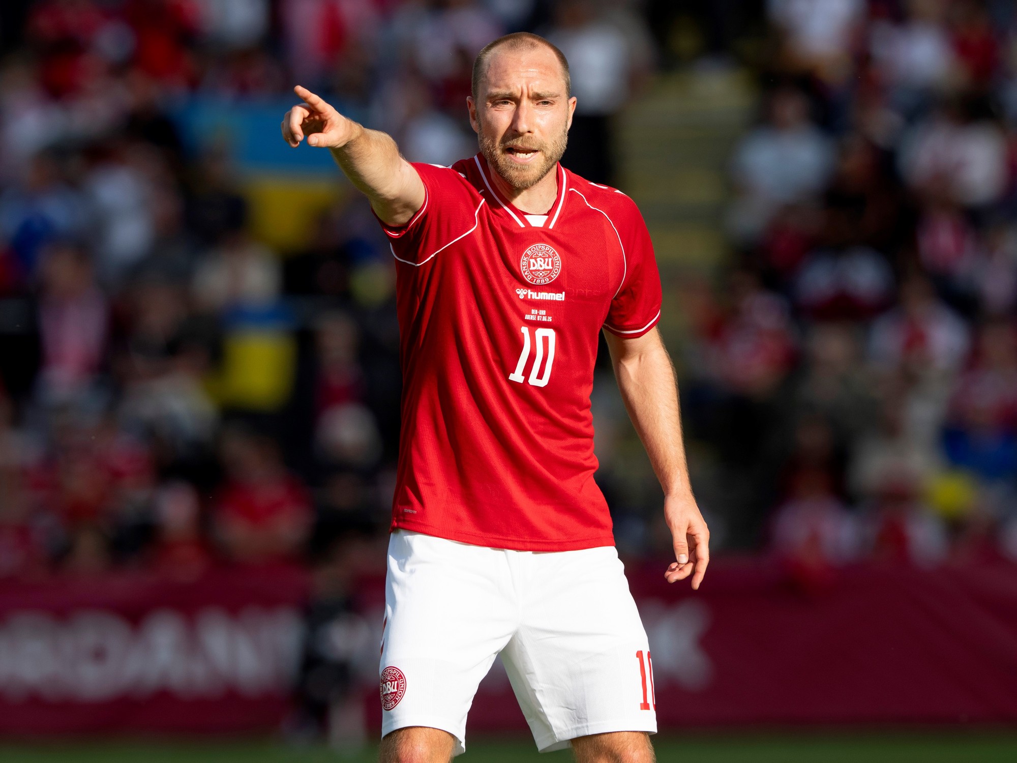 El futbolista Christian Eriksen en acción durante un partido de fútbol.